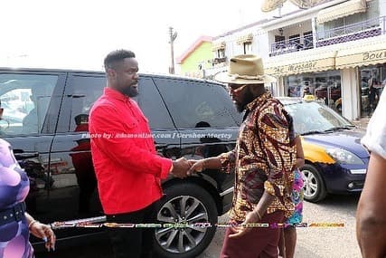Sarkodie shakes hands with Manifest after two years 'beef'