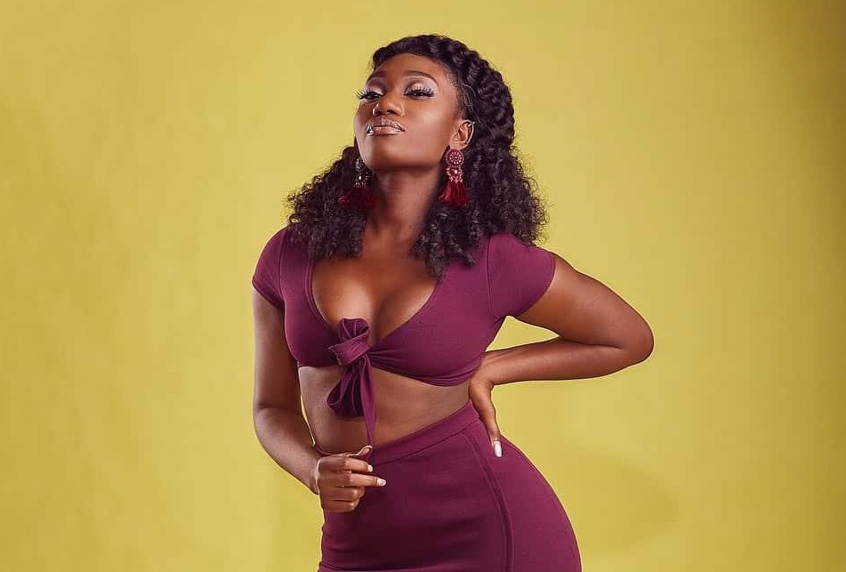 Wendy Shay squeezes her 'tomatoes' live on camera
