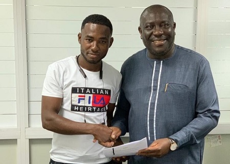 Agyenim Boateng (L) with Hearts of Oak board member Vincent Odotei